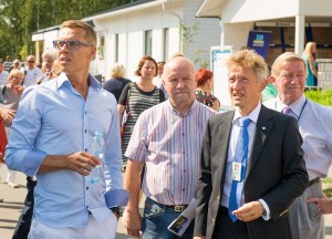Pääministeri messukierroksella. Hänen vieressään valtuuston puheenjohtaja Pauli Partanen, allekirjoittanut ja kaupunginjohtaja Markku Anderson.
